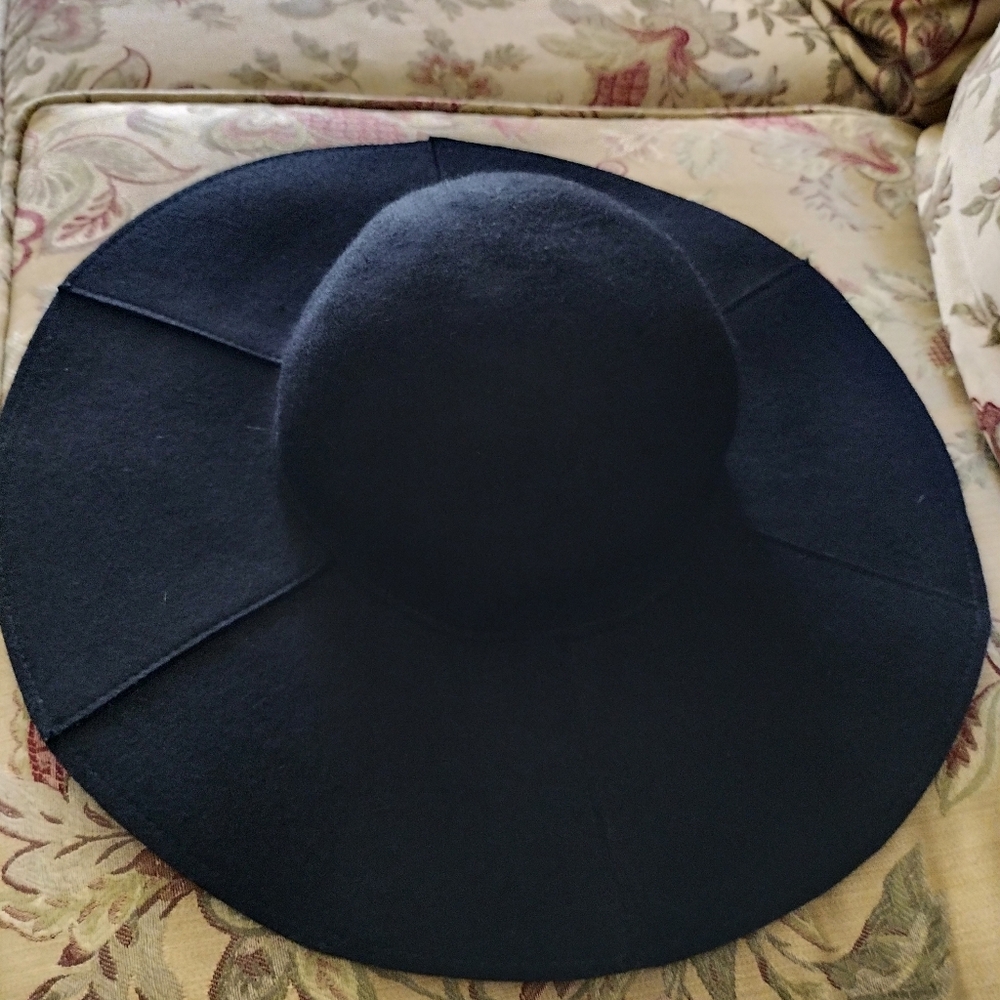 GAP Black Wool Floppy Hat Would go great with a Boho Dress or Autumn Wardrobe